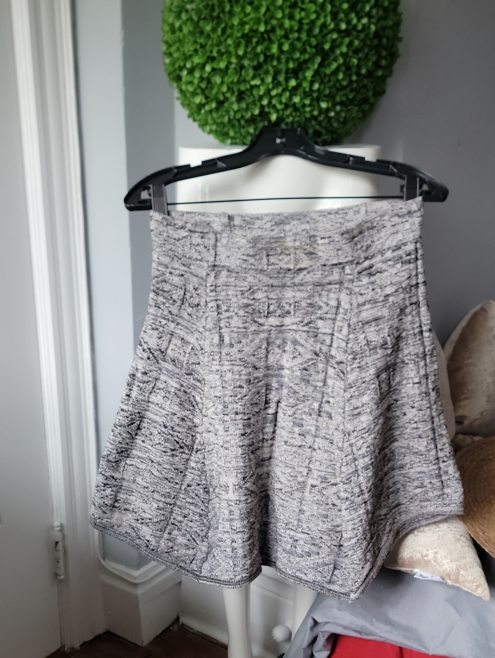 Grifflin Paris / Blak & Grey Print skirt size L